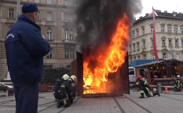  Egy konténerben mutatták be, milyen is egy lakástűz