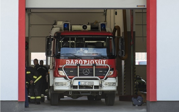 Halálos balesetet okozott egy kidőlt fa, Kapuváron kigyulladt egy étterem konyhája