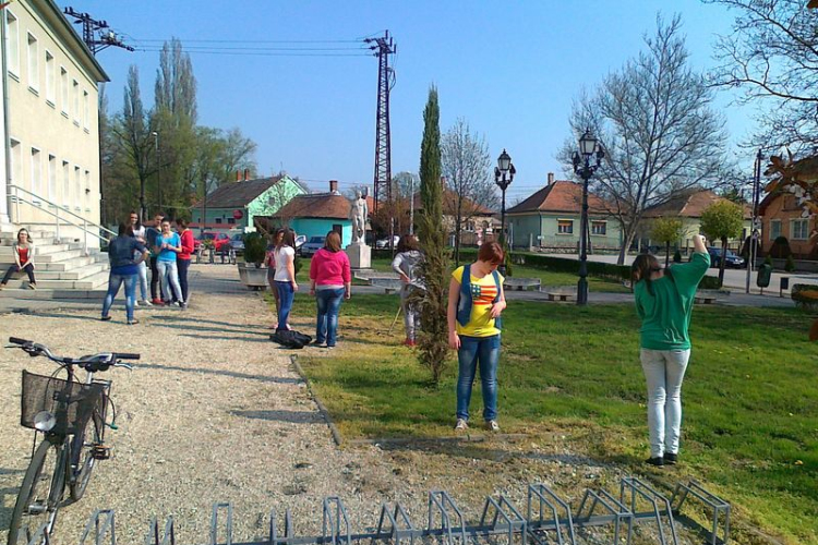 A csornai iskolások is szemetet szedtek a Föld Napján