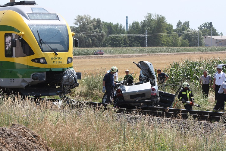 Családi tragédia a vasúti átjáróban