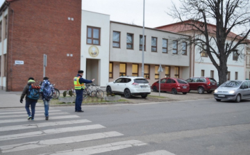 A csornai rendőrök biztosítják az iskolák környékének gyalogos forgalmát