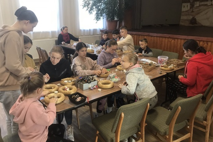 Adventi koszorúkat készítettek Bogyoszlón a gyerektáncosok