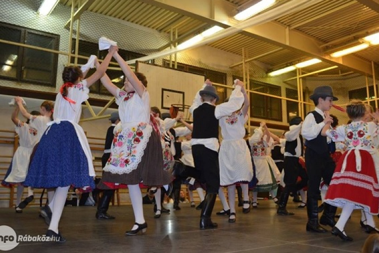 Néptáncos jótékonysági bál Kapuváron