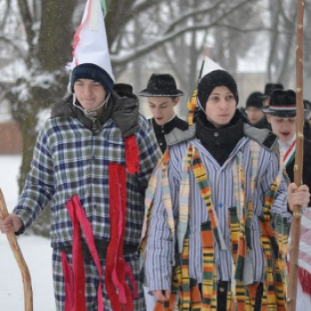 Télűző bohócjárás a szakadó hóesésben