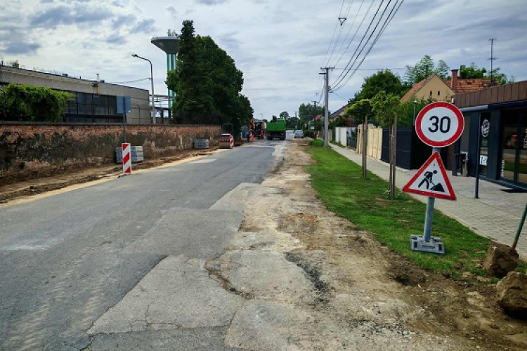 Megkezdődtek az útfelújítási munkálatok Kapuváron