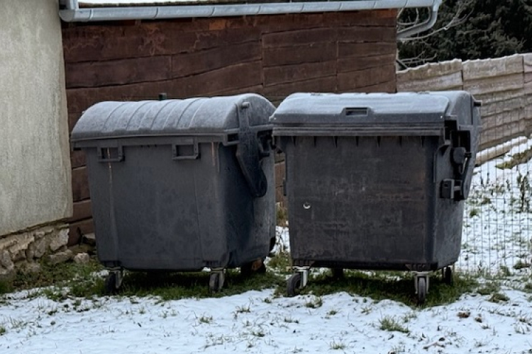 Ivánban új szemetes konténereket tettek ki a temetőben