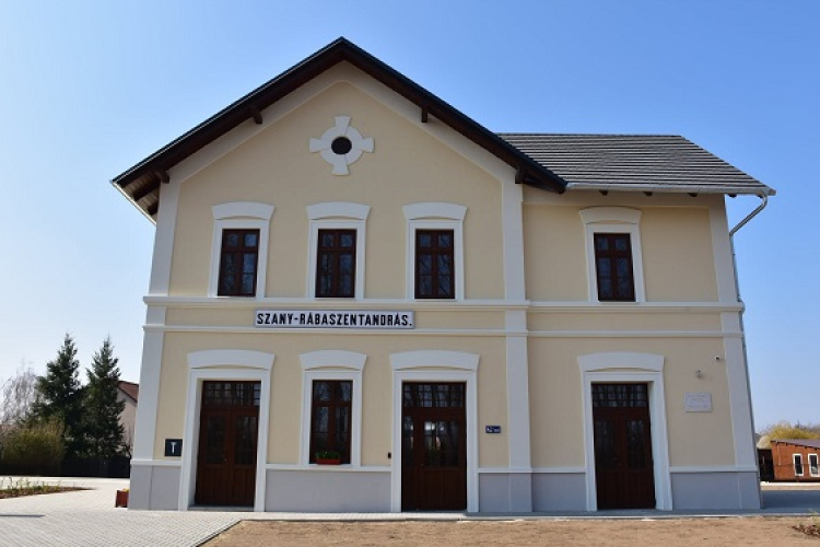 Átadták a felújított szanyi vasútállomást