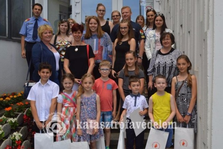 Rábaközi iskolásokat is díjaztak a katasztrófavédelem pályázatán