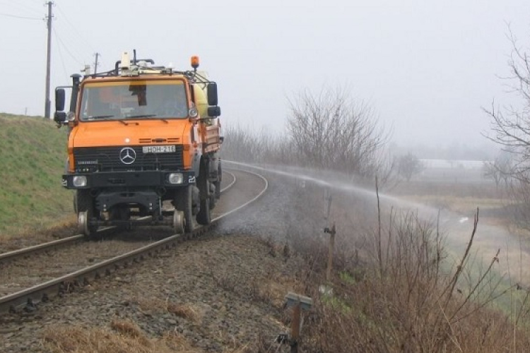 Vegyszeres gyomirtást végez a MÁV Szanyban