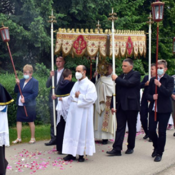 Úrnapi körmenet Szanyban.