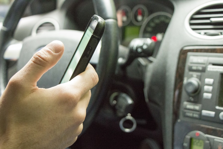 Több mint ezer eljárás indult vezetés közbeni mobilozás miatt