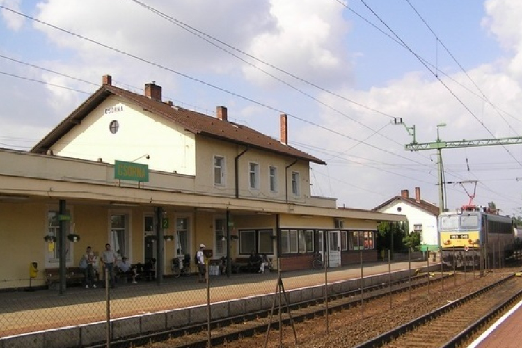 Vonatpótló buszok közlekednek hétfőtől Csorna és Pápa között