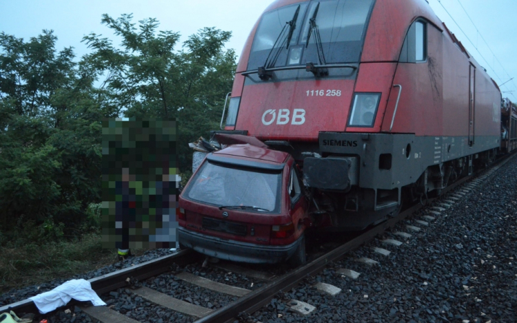 Vasúti pályán hagyta gépjárművét