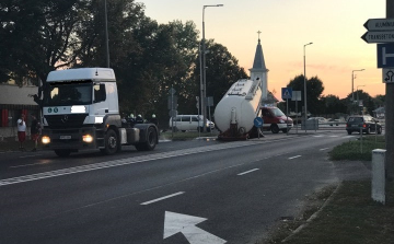 Leszakadt tartálykocsi és kifolyt olaj okozott torlódást Csornán