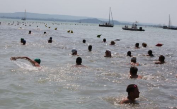 Egy héttel elhalasztják a 32. Balaton-átúszást