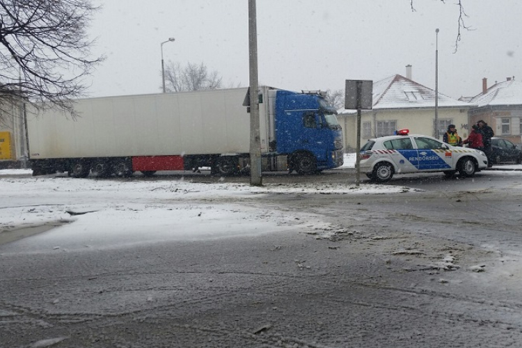 Kamionbaleset miatt lezárták a 86-os főutat Csornánál