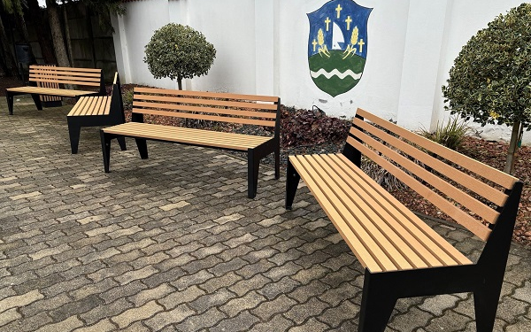 Új utcabútorok Veszkényben