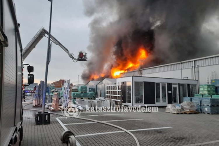 Ezer négyzetméteres csarnok égett Győrben pénteken