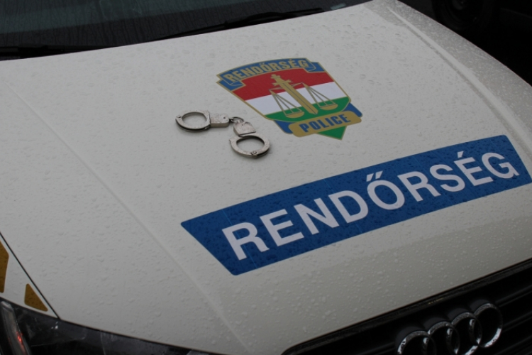 Szórólapon hirdette magát a csaló