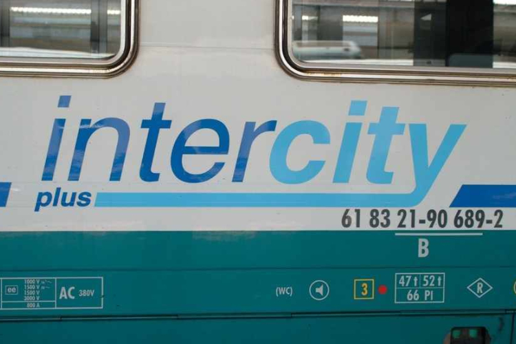 InterCity vonat személyautóval ütközött Kópháza térségében