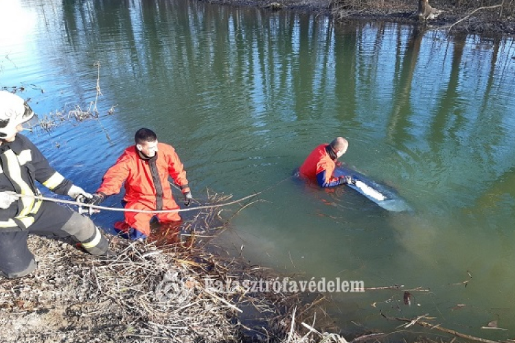 Csornán háztetőt bontott meg a viharos szél, Vámosszabadiban autó gurult a csatornába