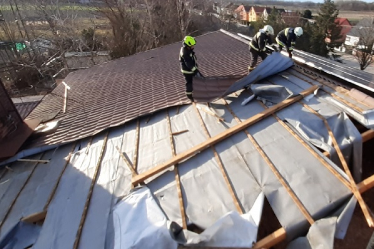 Szombaton hatvanszor vonultak viharkárok elhárításához a megye tűzoltói