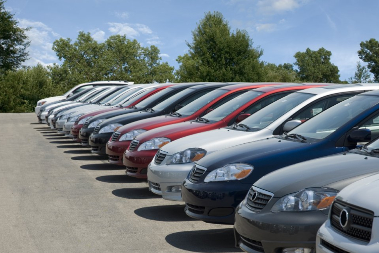 Továbbra is özönlenek az idős használt autók Magyarországra