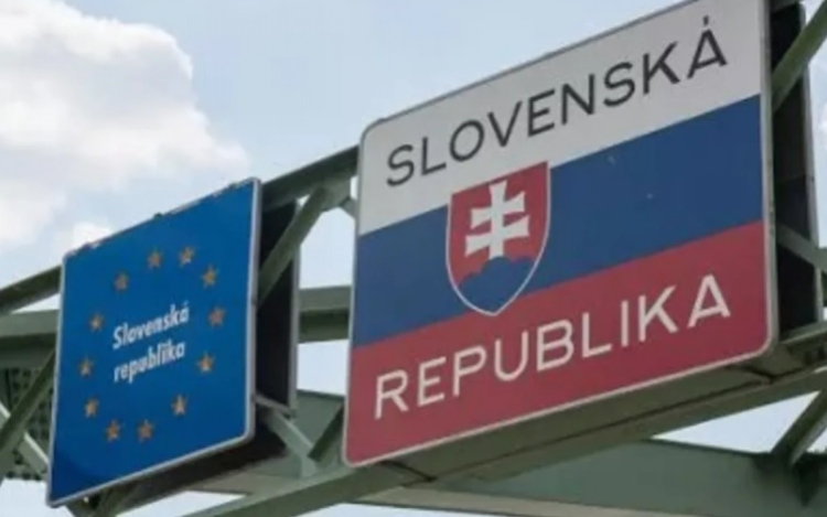 Szlovákia ideiglenes határellenörzést vezet be szerdától