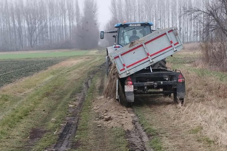 Helyi gazdák közreműködésével javítják a külterületi utakat Osliban