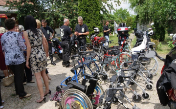 A dunabogdányi motorosok ajándékai az idősotthon gondozottainak