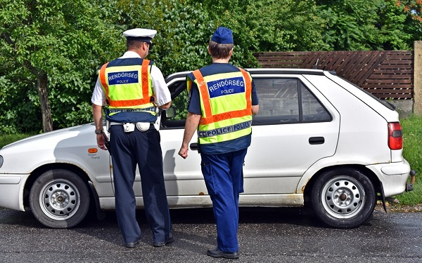 A rendőrség a biztonsági öv és a bukósisak használatát fogja ellenőrizni