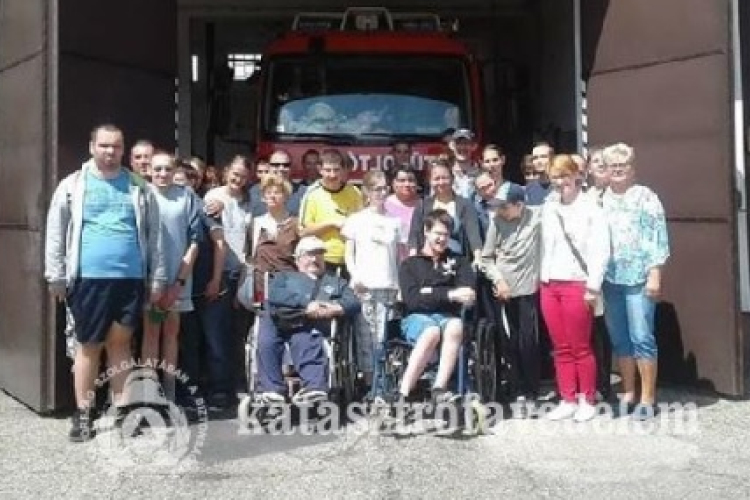 A Magyar Máltai Szeretetszolgálat táborozói jártak a csornai tűzoltóságon
