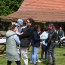 FALUNAPPAL EGYBEKÖTÖTT MAJÁLIS SZANYBAN.