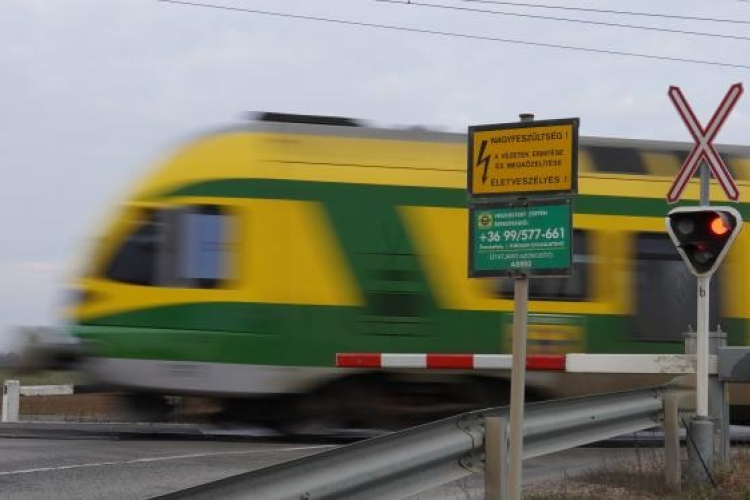 Mi a teendő vészhelyzet esetén a vasúti átjárókban?