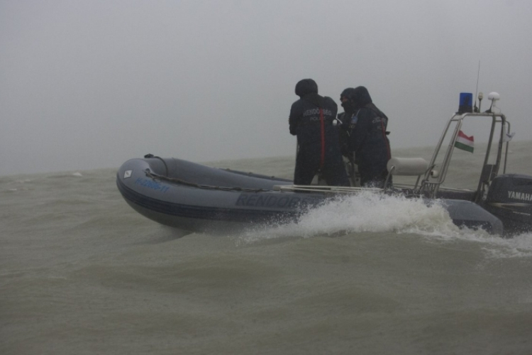 Bajba került egy szörfös a Balatonon