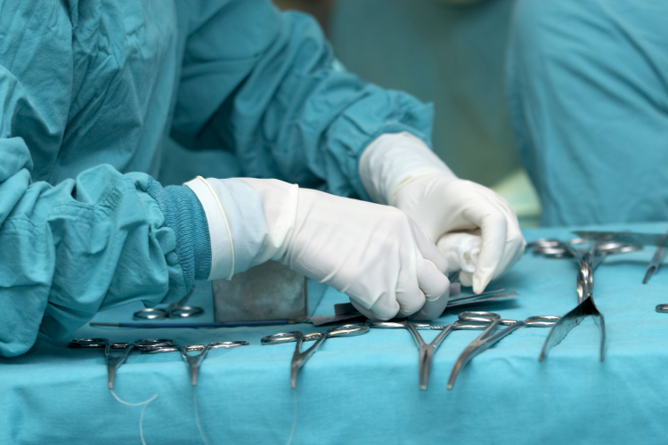 Térdén hordta a kézfejét egy kínai férfi, amíg vissza nem varrták a helyére