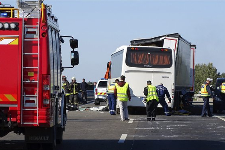 Ketten meghaltak – egy rendőr is áldozat az M5-ösön