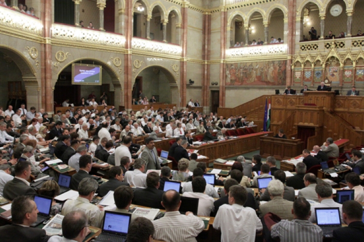 OGY - Eltörölheti az alkotmánybírák korhatárát a parlament