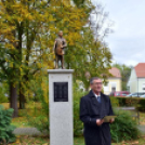 Cigány zenészek emlékoszlopára szobor felhelyezése Szanyban