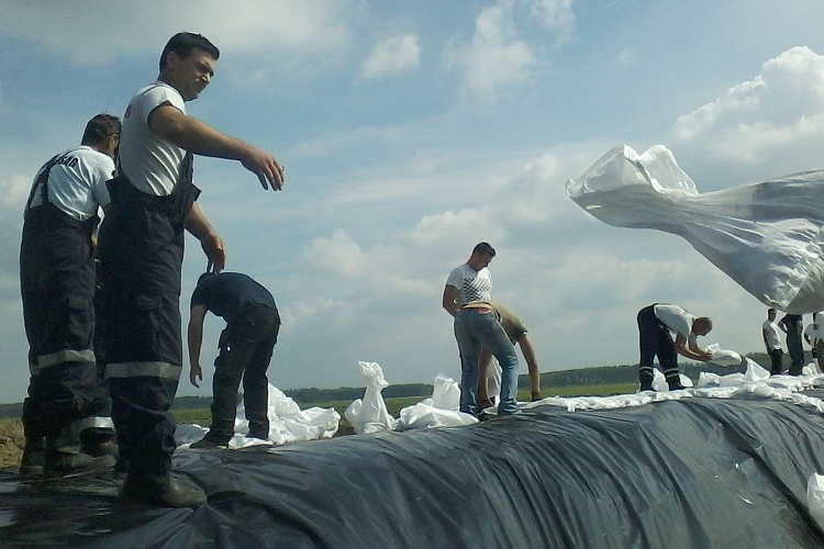 Emberfeletti munka a gátakon