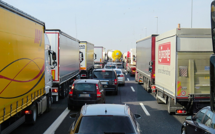 A javítási munkálatok miatt 14 kilométeres a dugó az M1-en