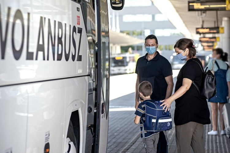 Május 1-től a Volánbusz járatain visszaáll az első ajtós felszállási rend