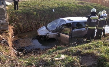 Csatornába zuhant egy autó Magyarkeresztúr közelében