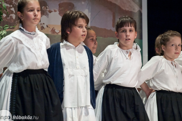 Pótbeiratkozás a csornai néptánciskolába