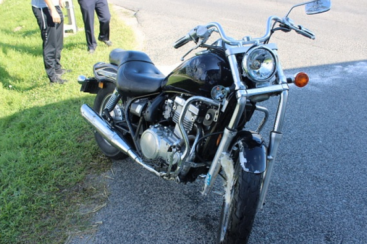 Megsérült egy motoros a 85-ös főúton