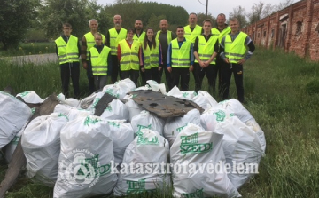 A csornai tűzoltók 40 zsák szemetet szedtek össze a város bevezető útjai mellett