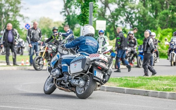 Figyeljünk a motorosokra, figyeljünk egymásra!