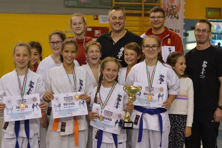 Négy utánpótlás magyar bajnoki érmet szereztek a Castrum fiatal karatésai