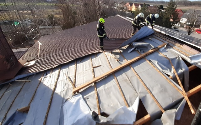 Szombaton hatvanszor vonultak viharkárok elhárításához a megye tűzoltói