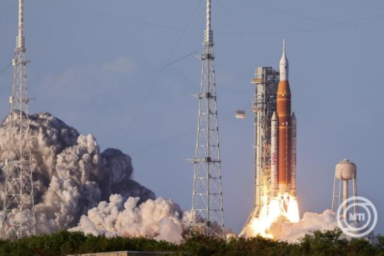 NASA-igazgató: az Egyesült Államok hónapokban mérhető versenyt fut Kínával a Holdra szállásban